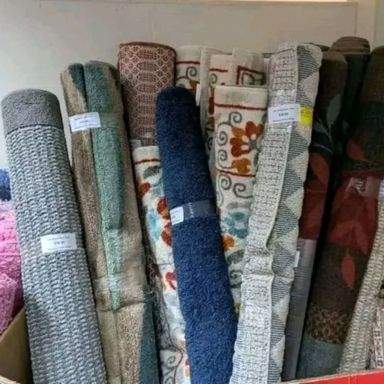 Mixed Rug Pallet – Assorted Styles, Textures & Displays - Image 2