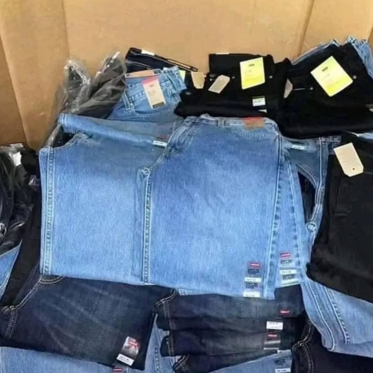 Levi’s & Mixed Denim Pallet – Bulk Jeans Inventory - Image 8